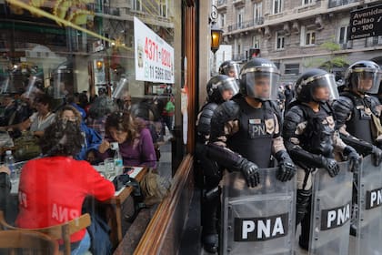 Manifestantes y fuerzas de seguridad afuera del Congreso durante el debate por la Ley Bases