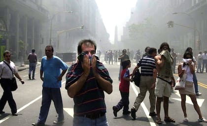 Manifestantes y transeúntes huyen de los gases lacrimógenos, el 20 de diciembre de 2001