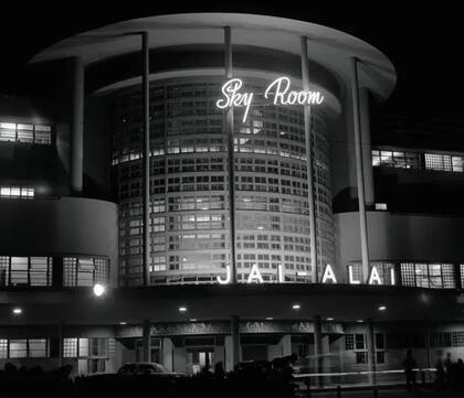 Manila era una metrópolis grande y próspera, con amplios bulevares bordeados de tiendas y restaurantes, y famosos clubes de baile. (Club nocturno Jai-Alai, edificio Art Deco en Manila en la década de 1930)