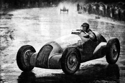 Maniobra bajo una torrencial lluvia Oscar Gálvez en el circuito callejero de Palermo: el Aguilucho compró el Alfa Romeo, en 65 mil pesos, tres años antes del rutilante triunfo