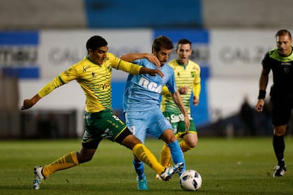 Maniobra Cerro ante la marca de Luis Jerez Silva; sobre el final del partido, Orion al menos sostuvo el empate de Racing