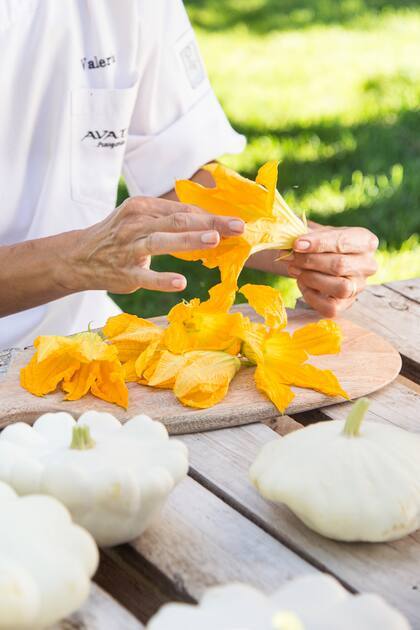 Manipular las flores implica hacerlo con gran delicadeza