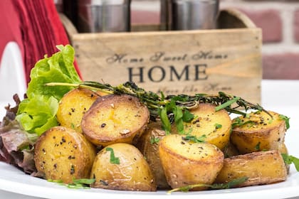 Cualquier plato simple mejor si se termina con hierbas frescas, como estas papas con cáscara al horno, perfumadas con hierbas frescas y rociadas con oliva