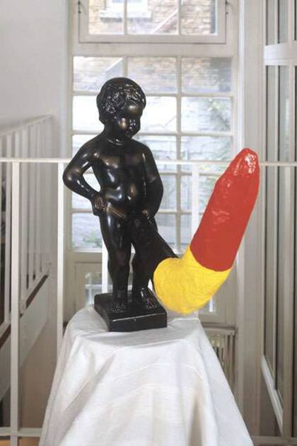 Mannekin Pis, una escultura en yeso y papel maché que lleva los colores de la bandera de Bélgica, negro, amarillo y rojo.