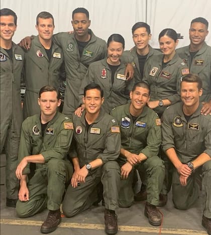 Manny Jacinto junto a parte del elenco de Top Gun: Maverick