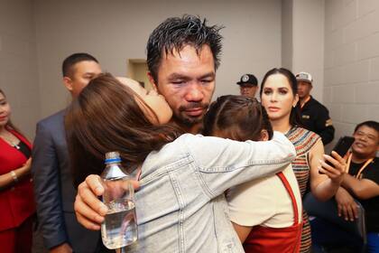 Manny Pacquiao con su familia, después de vencer a Keith Thurman