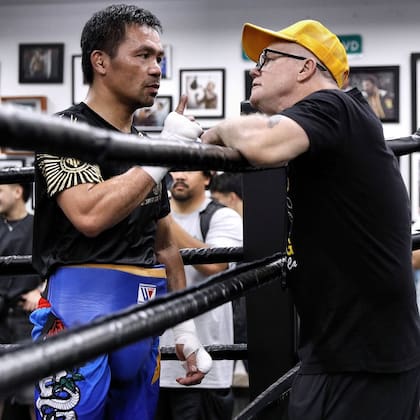 Manny Pacquiao durante una plática con su entrenador, Freddie Roach Foto: Instagram mannypacquiao