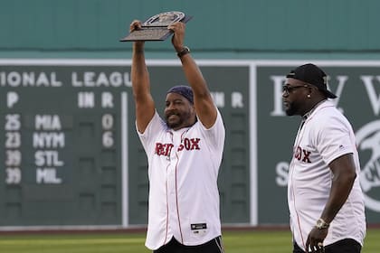Manny Ramírez muestra su placa como miembro del Salón de la Fama de los Medias Rojas de Boston junto a su excompañero David Ortiz. (Foto: Archivo)