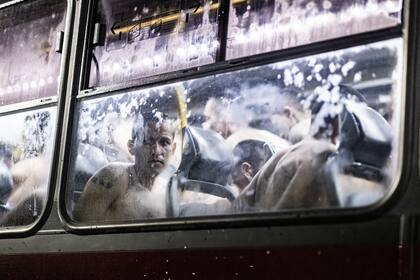 Los presuntos pandilleros son trasladados al CECOT, el 11 de junio de 2024