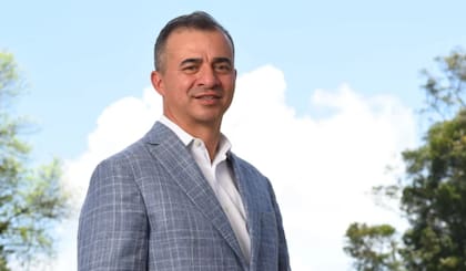 Manolo Betancur convirtió su historia de migración en un motor de cambio, ofreciendo empleo justo y espacios seguros para comunidades vulnerables