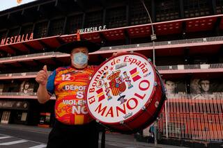 Por la cuarentena. Manolo, el Tula español, necesita vender uno de sus bombos