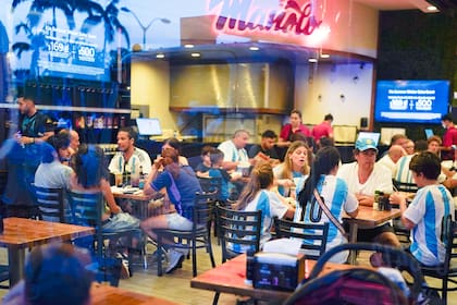 Manolo, en South Beach, punto de reunión de la hinchada argentina