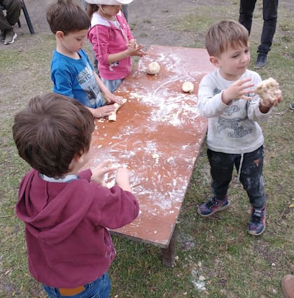 Manos a la masa: amasar pan que después se come en la merienda