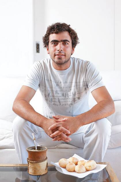 Manos a la obra. Agustín Valdez hace sus propios chipás. ''Siempre tenés que estar pensando en la comida'', dice