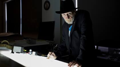 Manos a la obra: Miller en su mesa de trabajo