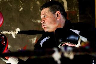 Campeón del mundo a los 57 años: cuando el boxeo mezcla el peligro y un sueño