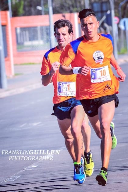 Manrique en plena lucha con Luis Molina en la Global Race de Bimbo