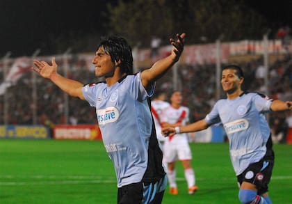 El festejo de Mansanelli, que abrió el marcador en la ida de penal