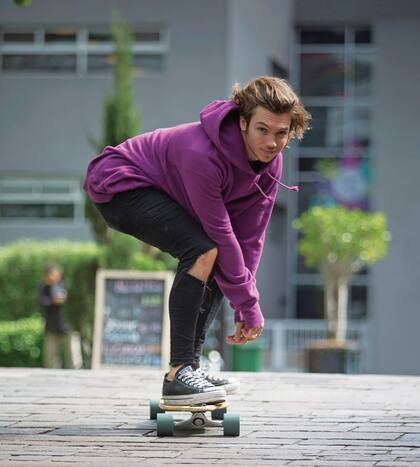 “Hace años que tengo el longboard, pero recién ahora lo empecé a usar como medio de transporte. Los fines de semana voy desde mi departamento en Florida hasta la casa de papá en Saavedra”, cuenta.