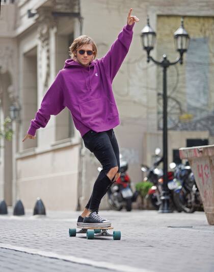 “Hace poco me recibí de licenciado en Relaciones Públicas y pude cerrar una etapa, pero no está en mis planes dedicarme a eso. Mi gran amor sigue siendo la actuación”, dice.