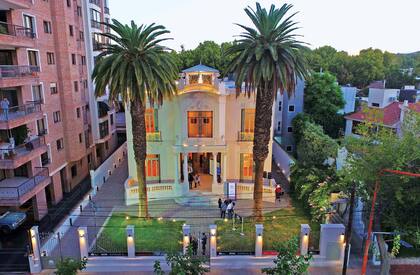 El Museo Carlos Alonso queda en Avenida Emilio Civit 348.