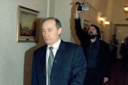 Mansky (atrás, con la cámara) estaba a cargo de los documentales de la cadena televisiva estatal cuando Putin llegó al poder
