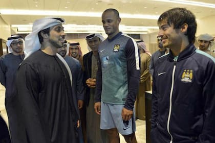 Mansour bin Zayed Al Nahyan, el dueño del City, junto a Kompany y Silva