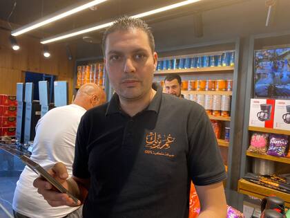 Mansour Brek, titular de la céntrica cafetería Omar Brek, cadena de confitería histórica de Cisjordania