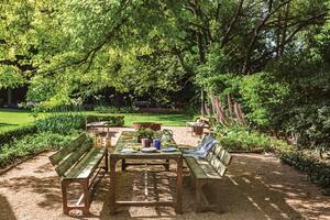 Manta de hilo artesanal (Cosa Bonita). Sobre la mesa, cajón antiguo con suculentas y cactus (Ambardeco).