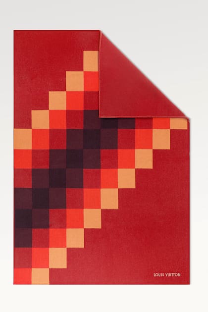 Manta que continúa la línea gráfica de la tradicional casa de bolsos y valijas Louis Vuitton. Un patrón pixelado que emula un atardecer en el Cerro de los Siete Colores, en Purmamarca.