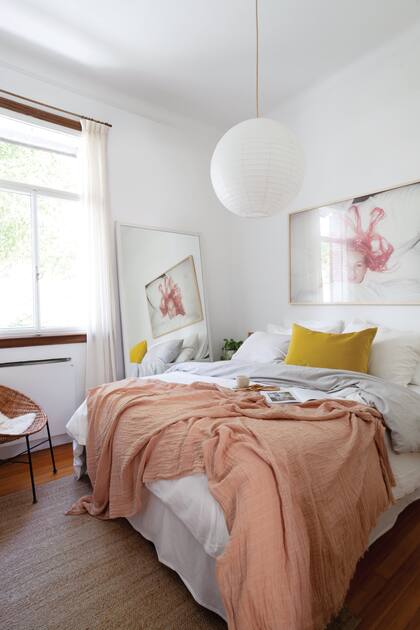 Manta rosa pálido y almohadones (Philomena Home).