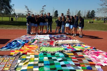 Mantas para combatir el frío de quienes más lo necesitan, una de las acciones solidarias del Saint Mary of the Hills
