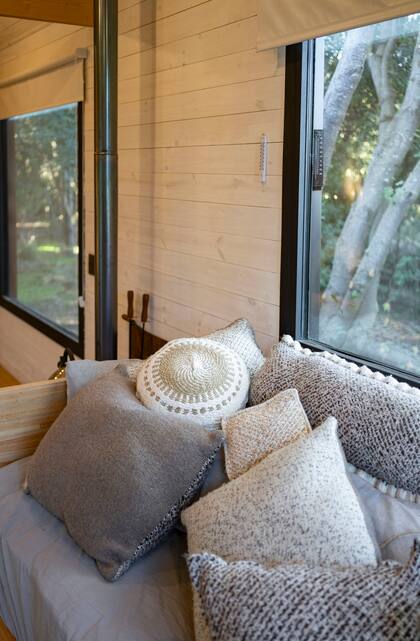 Mantas y almohadones de lana tejidos artesanalmente (Lana & Armonía) y teñidos con tintes naturales de plantas, práctica que descubrió junto a Mariana Marín, de Devosque Textiles