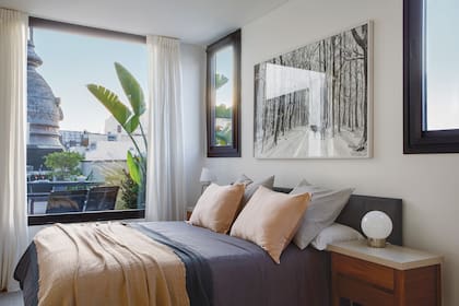 Mantas y almohadones (Lote Propio). Sábanas (Gratitud Infinita). Cortinas (Arq. Sara Plazibat). Cuadro (Michel Fassi). Mesas de luz (El Postigo). Respaldo de cama hecho por los dueños de casa.