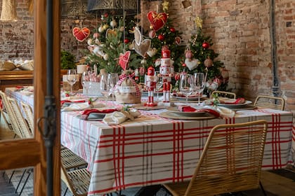 Mantel y servilletas (Petit Affaire). Cascanueces, platos de sitio de arpillera en color hormigón, panera y adornos navideños (L’Épicerie).