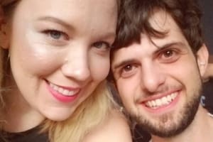 Tenían una buena vida en la ciudad, pero lo dejaron todo por irse a un pequeño pueblo