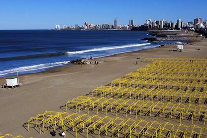 Mantener la distancia social en la playa, el gran desafío de la temporada