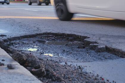 Mantener una buena distancia con el vehículo que circula por delante ayuda a poder evitar los baches