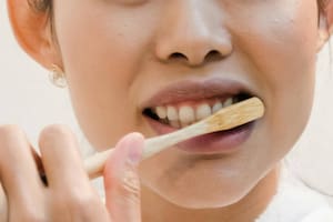 Mantener una sonrisa saludable también depende de la alimentación y de evitar el consumo excesivo de bebidas ácidas y azucaradas