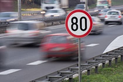 Mantener una velocidad constante de 80 a 90 km/h permite ahorrar combustible