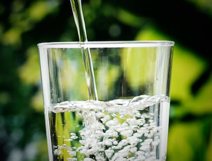 Mantenerse activos, seguir una dieta saludable, reducir el consumo de sodio y beber suficiente agua son algunos hábitos que ayudan a combatir la retención de líquidos