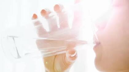 Mantenerse bien hidratado es una de las principales precauciones recomendadas para los casos leves de Covid-19