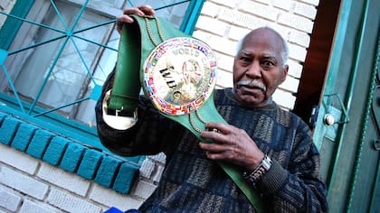 Mantequilla Nápoles con el cinturón de campeón de los welters
