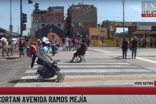 Manteros desalojados cortaron la avenida Ramos Mejía en reclamo de un espacio para vender