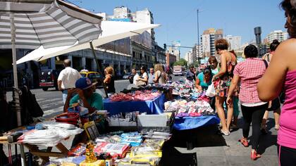 Manteros son desalojados en el barrio de Once