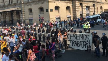 Los manteros se enfrentaron contra la policía
