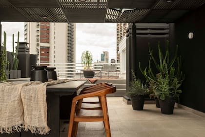 “Mantuvimos la pérgola tal cual estaba pero, para renovarla y darle más carácter, la desmontamos, restauramos y pintamos de negro, al igual que las paredes y la parrilla”