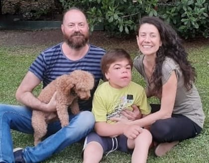 Manu Basz junto Pablo y Doretta, sus padres, y Capuchino, su perro (Gentileza)