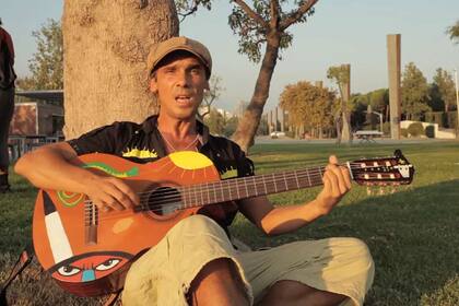 Manu Chao en el video de "No solo en China hay futuro"