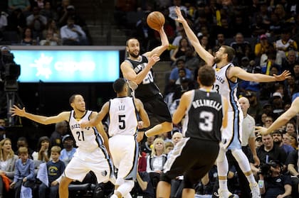 Manu asistiendo a Marco Belinelli en una de las temporadas en las que compartieron equipo